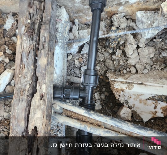 צינורות פלסטיק שחורים מחוברים בקרקע חשופה